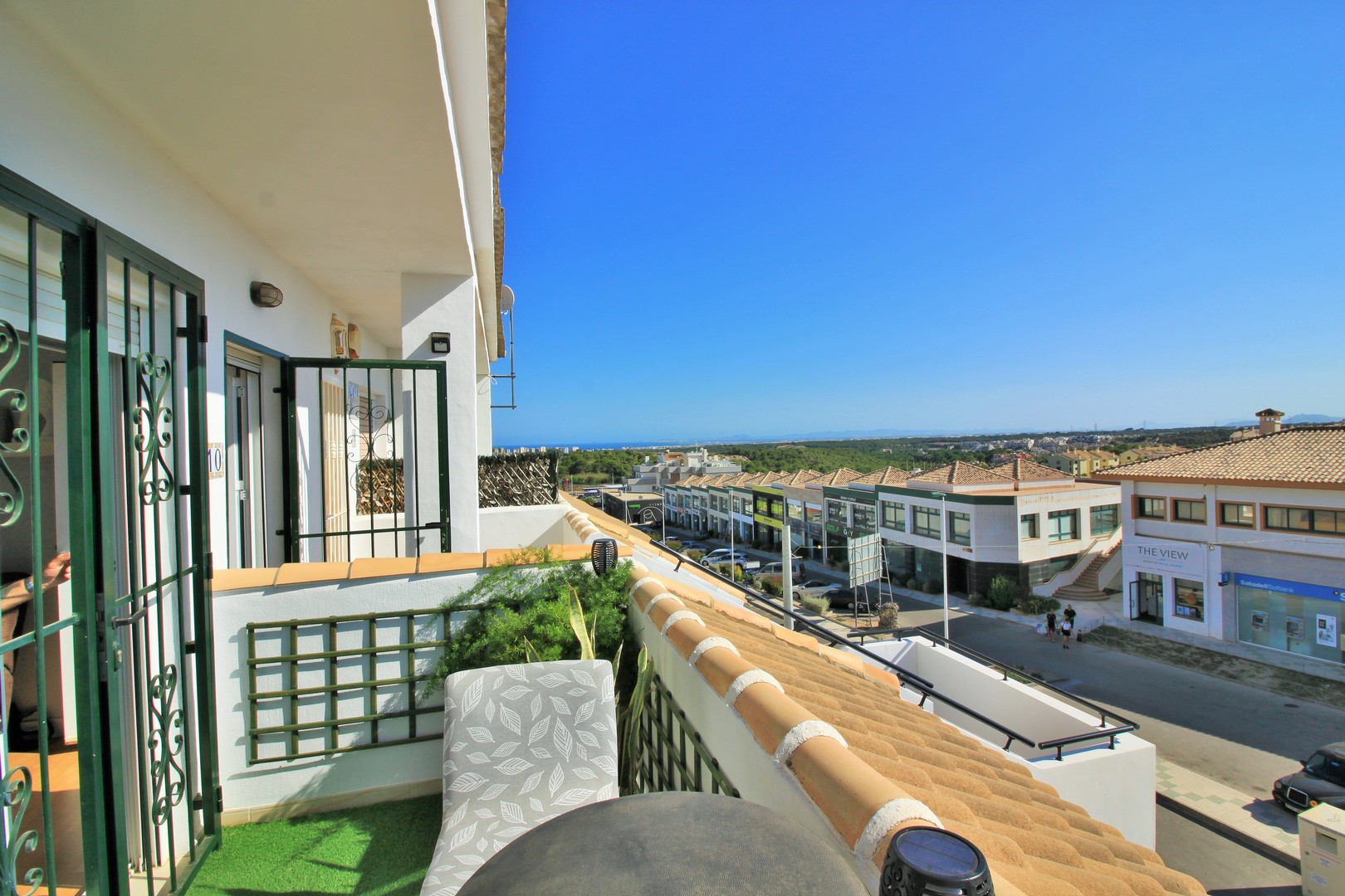 Fully renovated top floor apartment with sea views