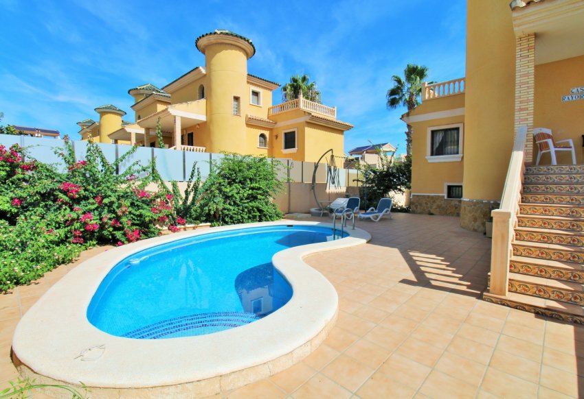 Återförsäljning - Detached Villa -
Villamartín - Villamartin