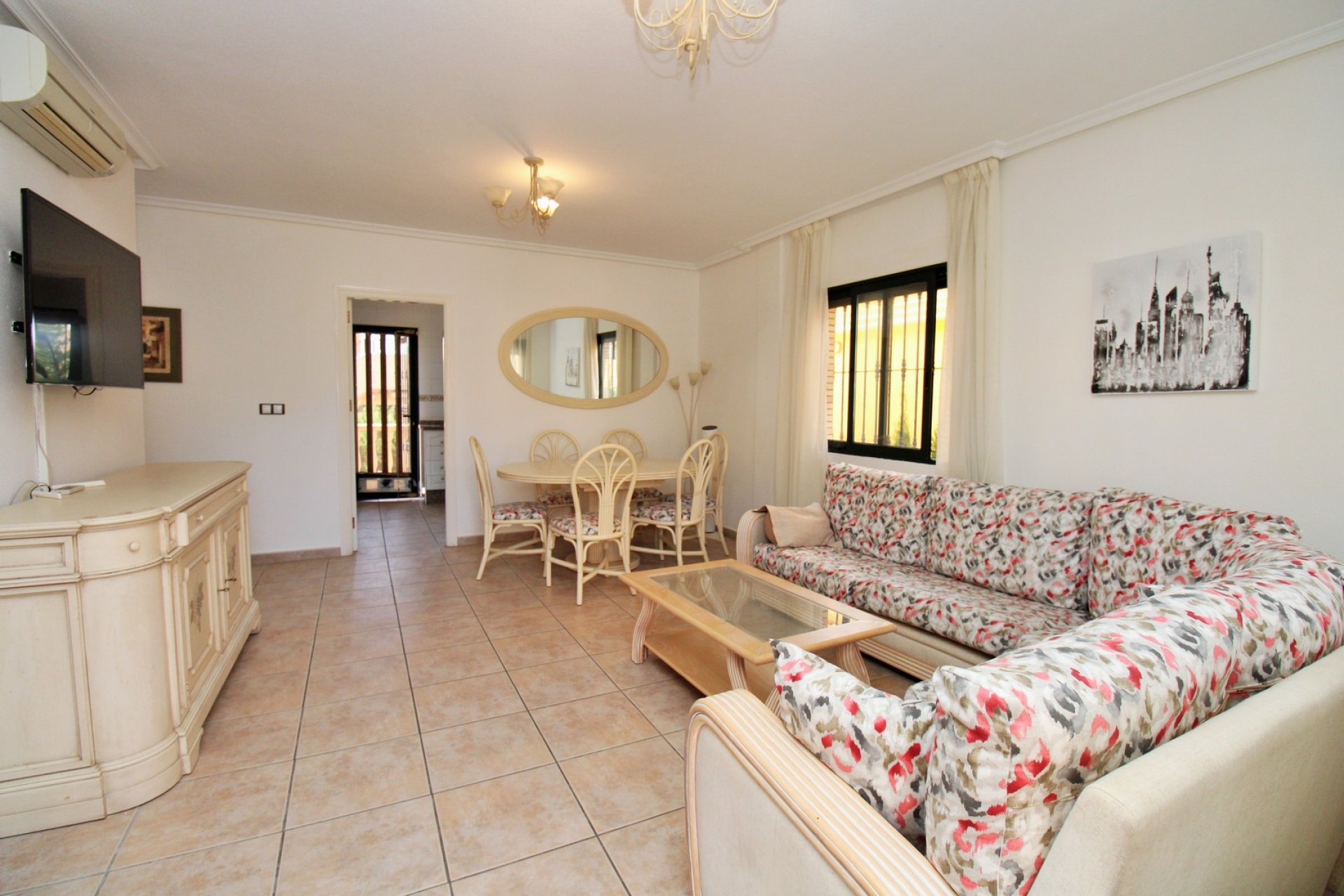 Återförsäljning - Detached Villa -
Villamartín - Villamartin