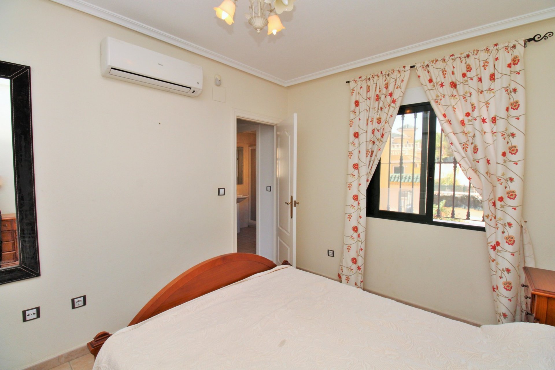 Återförsäljning - Detached Villa -
Villamartín - Villamartin