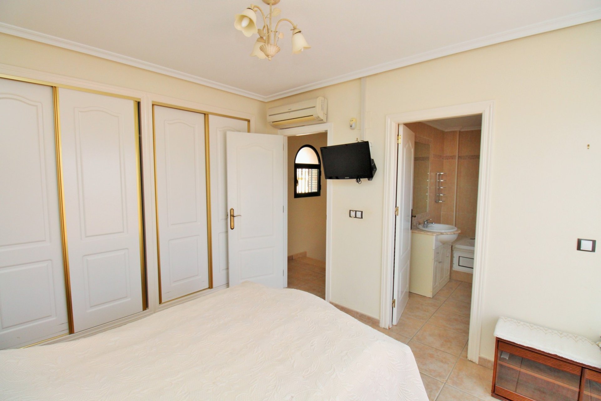 Återförsäljning - Detached Villa -
Villamartín - Villamartin