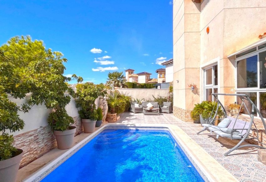 Återförsäljning - Villa -
La Zenia - Costa Blanca
