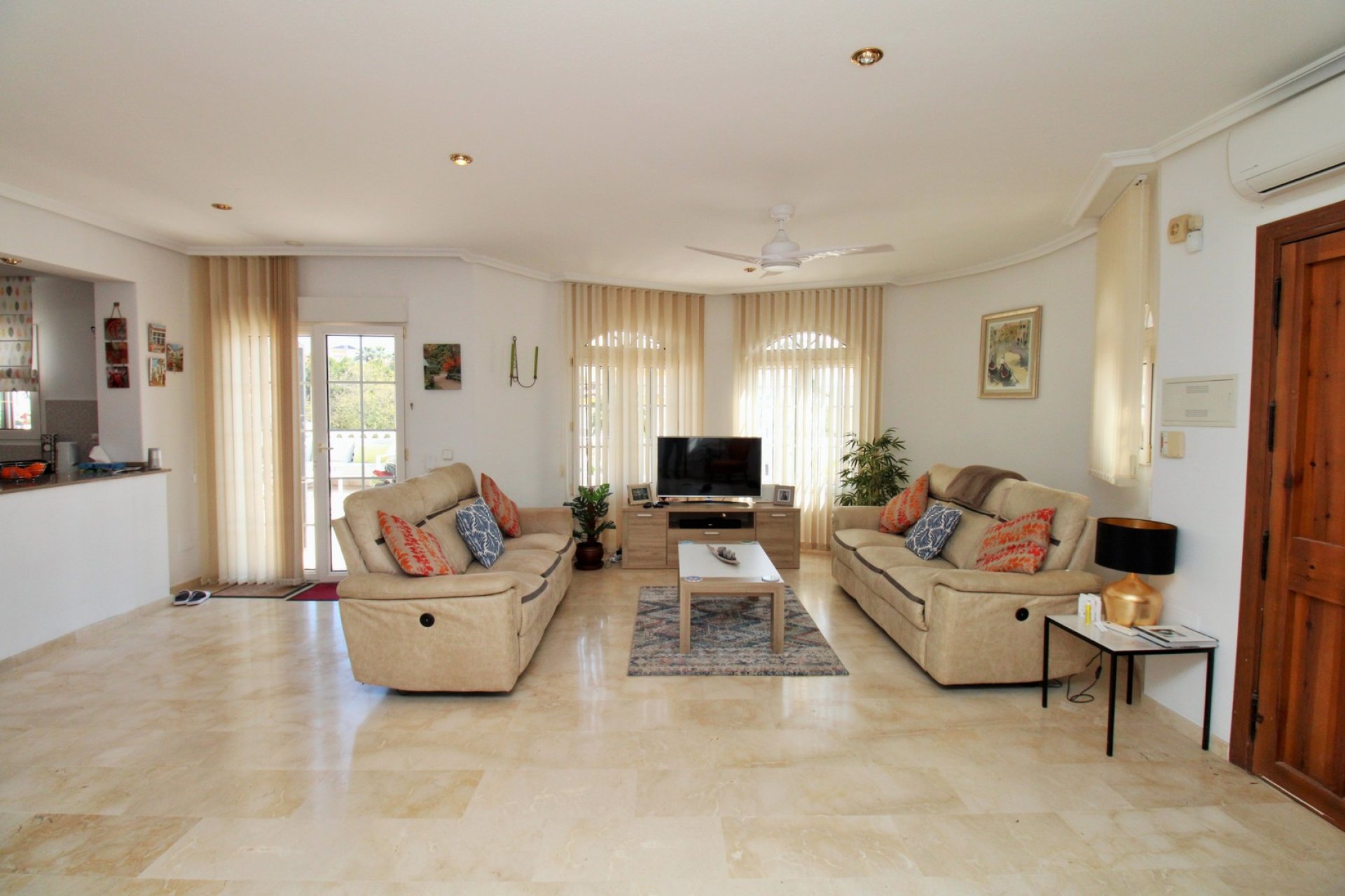 Återförsäljning - Villa -
Villamartín - Los Dolses