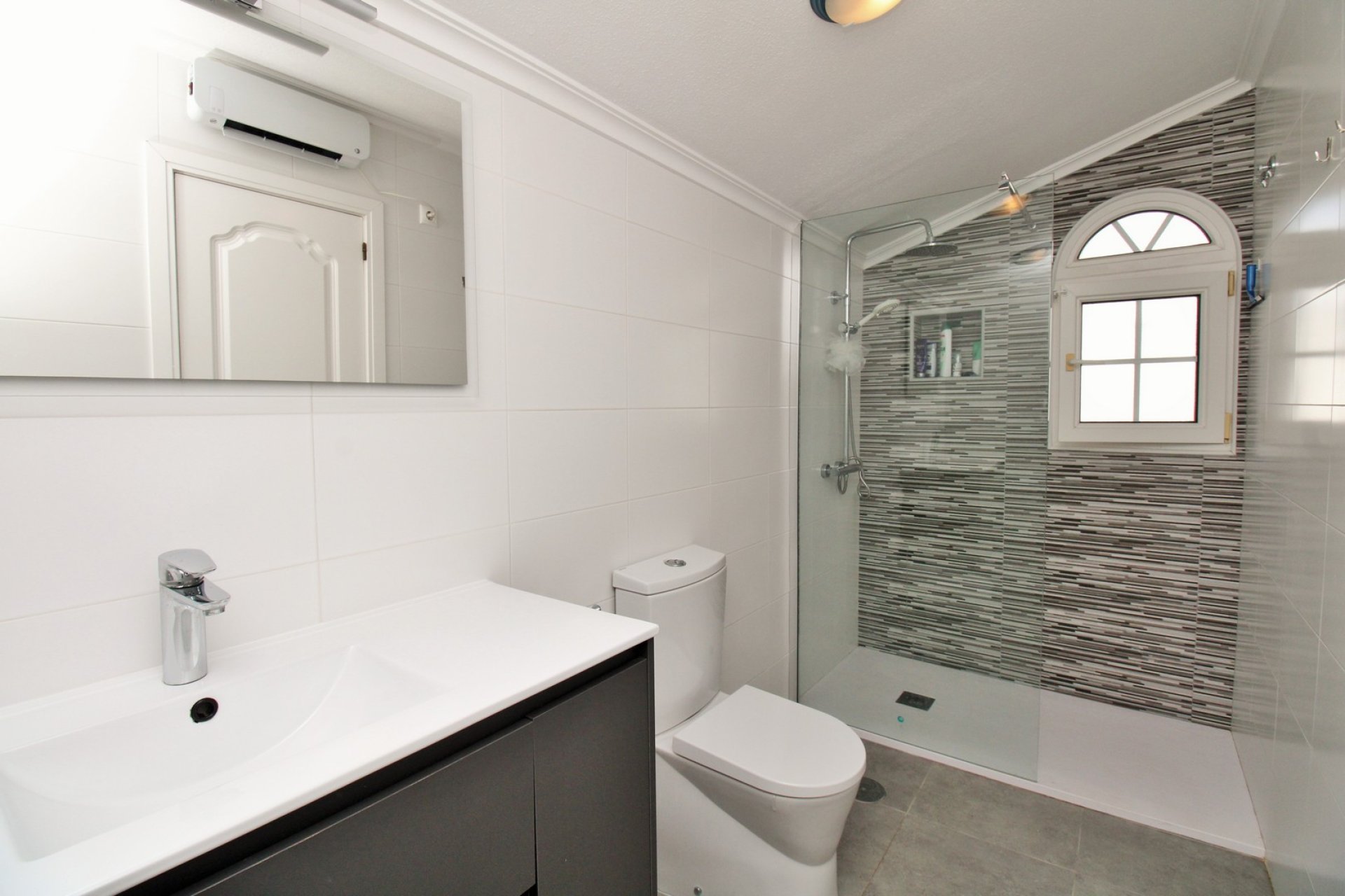 Återförsäljning - Villa -
Villamartín - Los Dolses