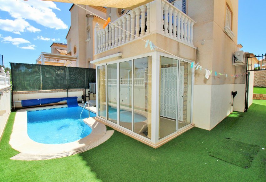 Återförsäljning - Villa -
Villamartín - Villamartin
