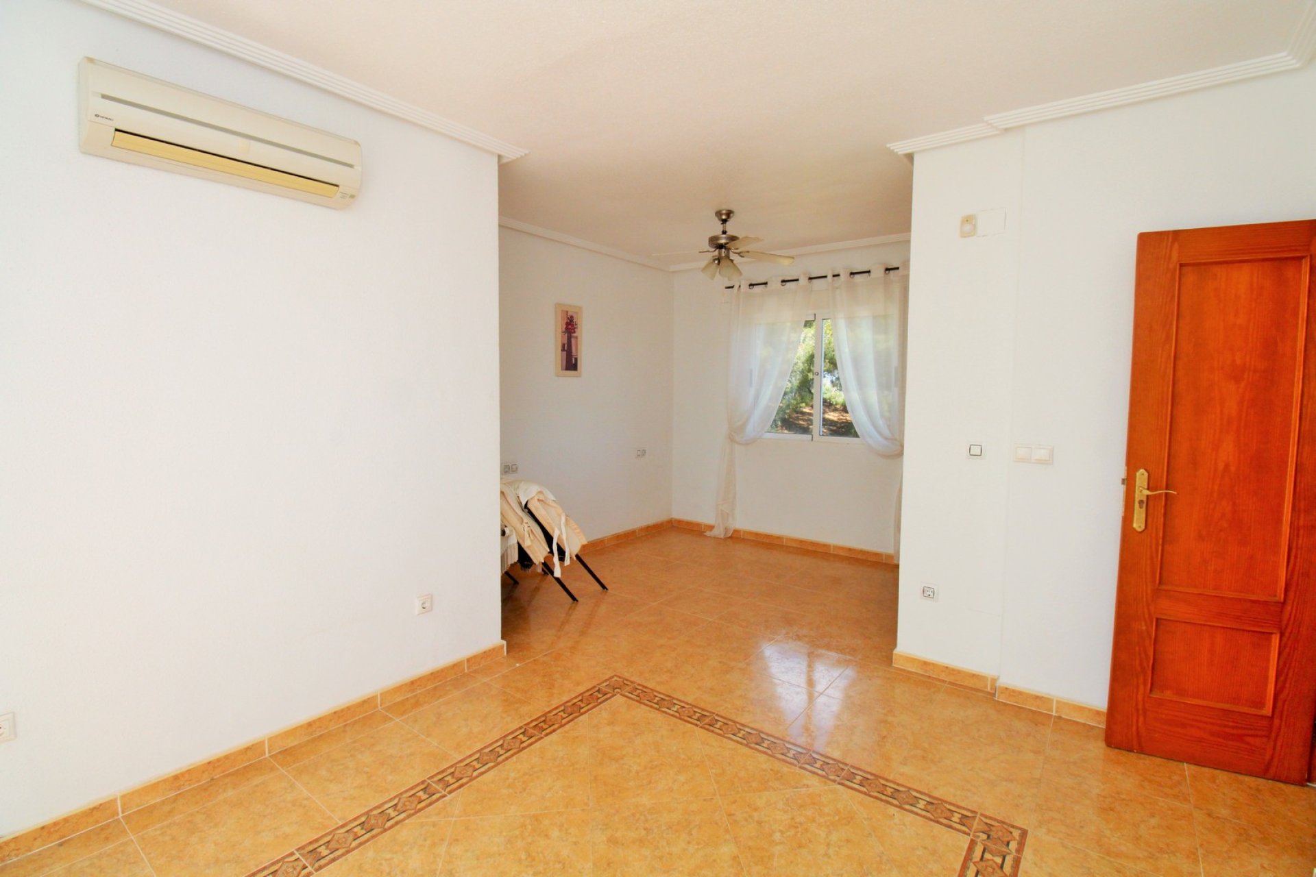 Återförsäljning - Villa -
Villamartín - Villamartin