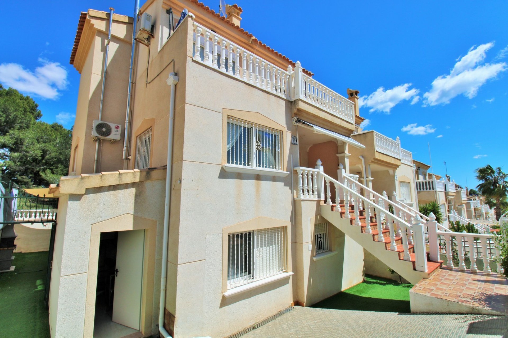 Återförsäljning - Villa -
Villamartín - Villamartin