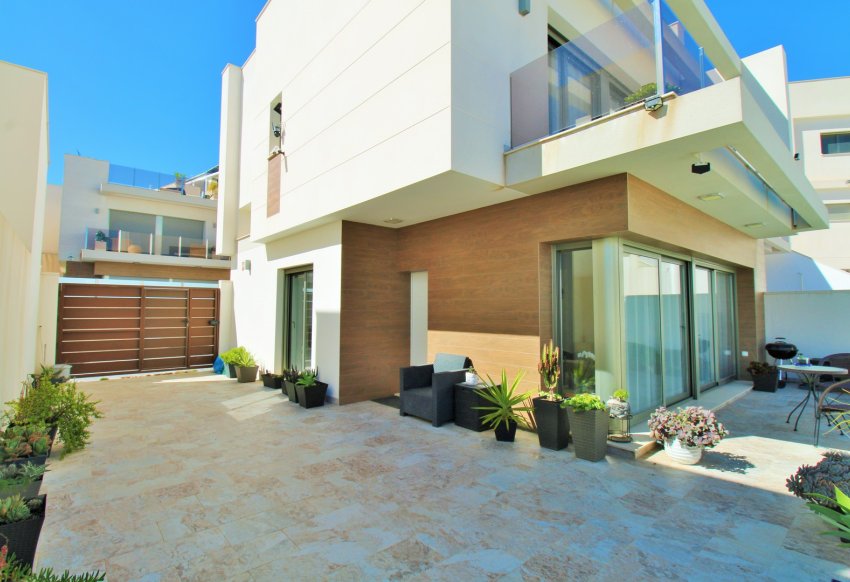 Återförsäljning - Villa -
Villamartín - Villamartin