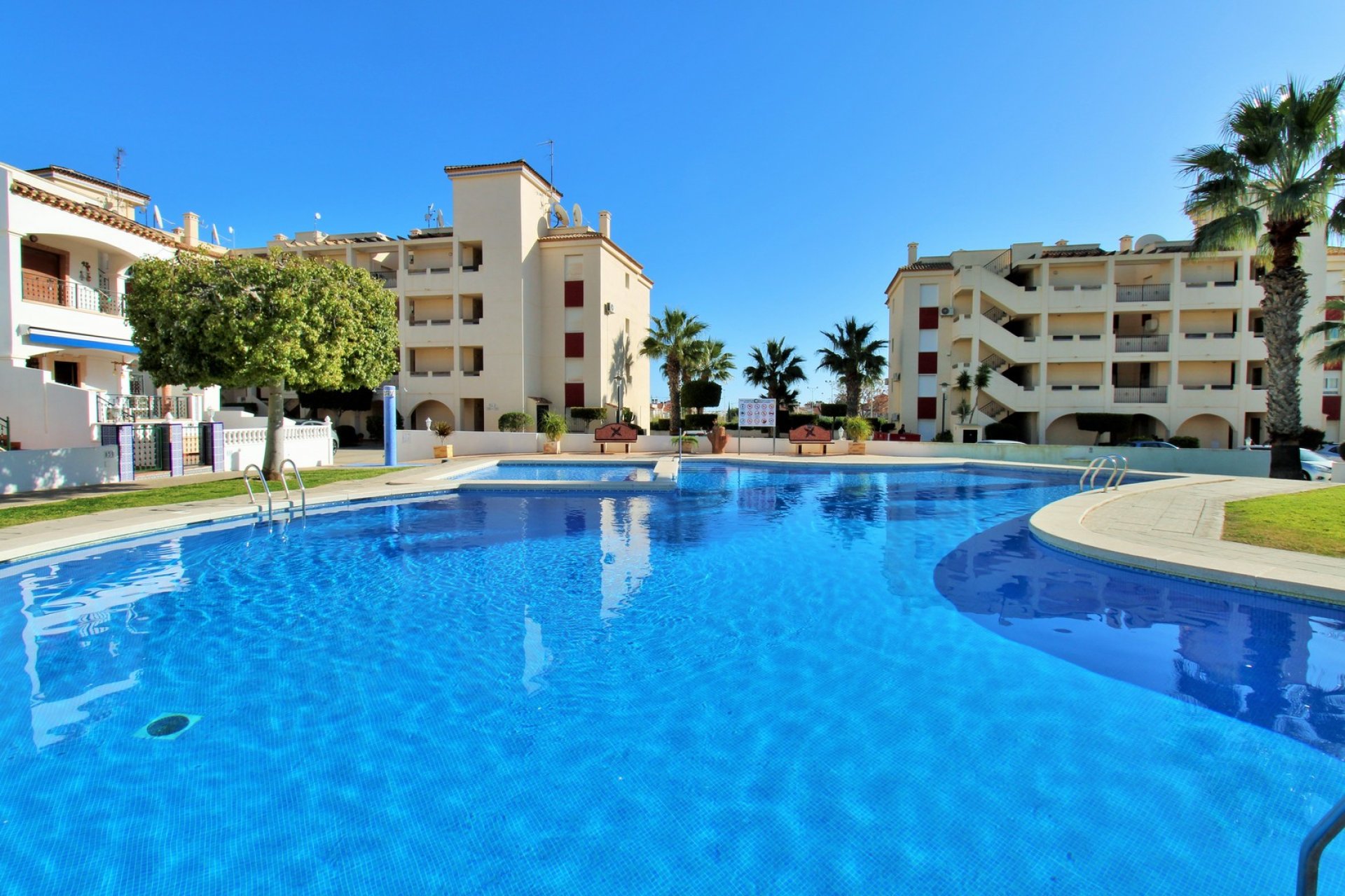 Resale - Apartment -
Playa Flamenca