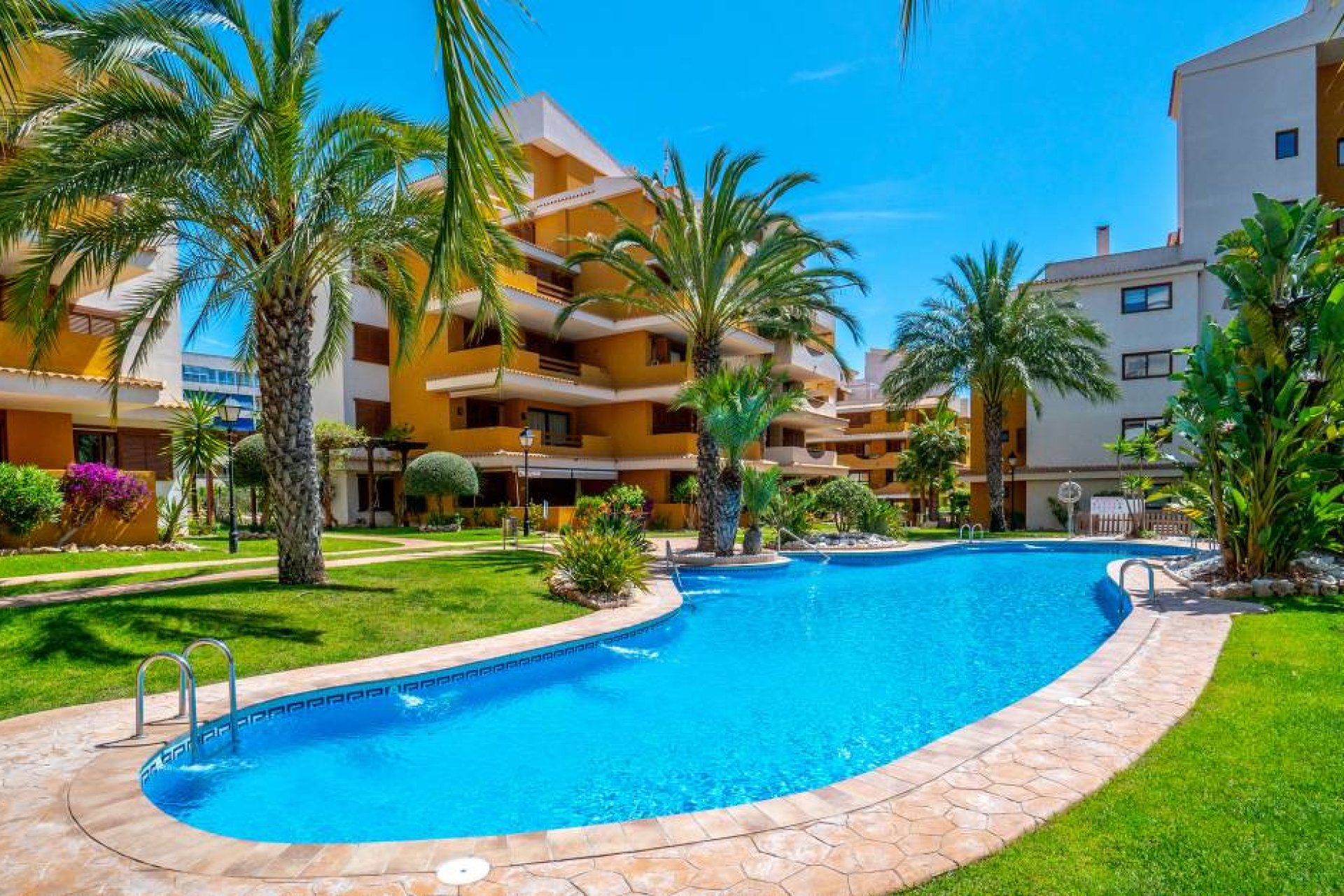 Resale - Apartment -
Punta Prima