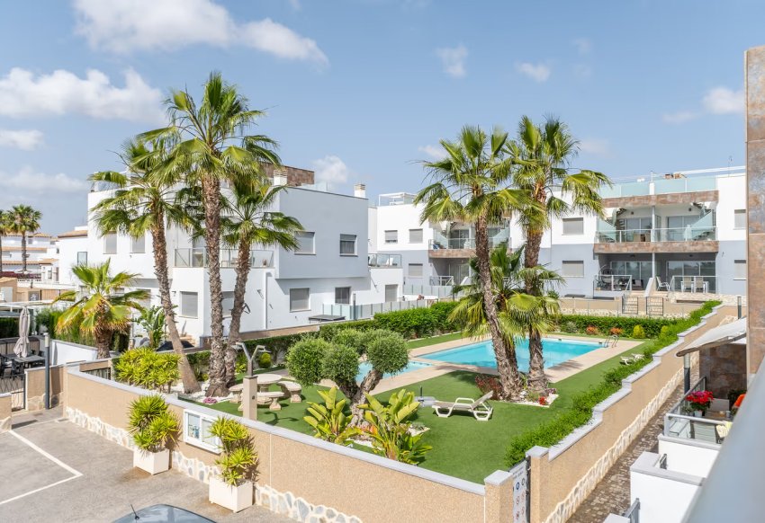 Resale - Semi Detached Villa -
Punta Prima - Marina Med
