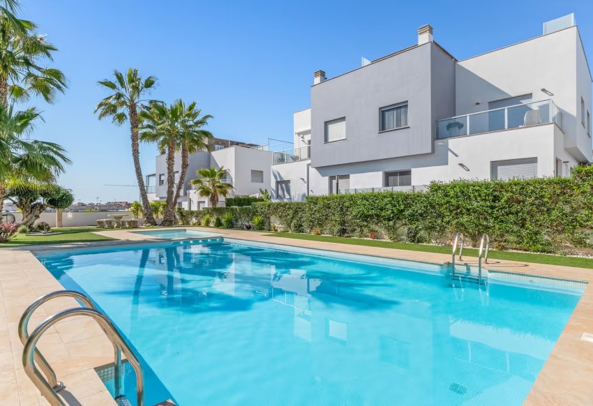 Resale - Semi Detached Villa -
Punta Prima - Marina Med