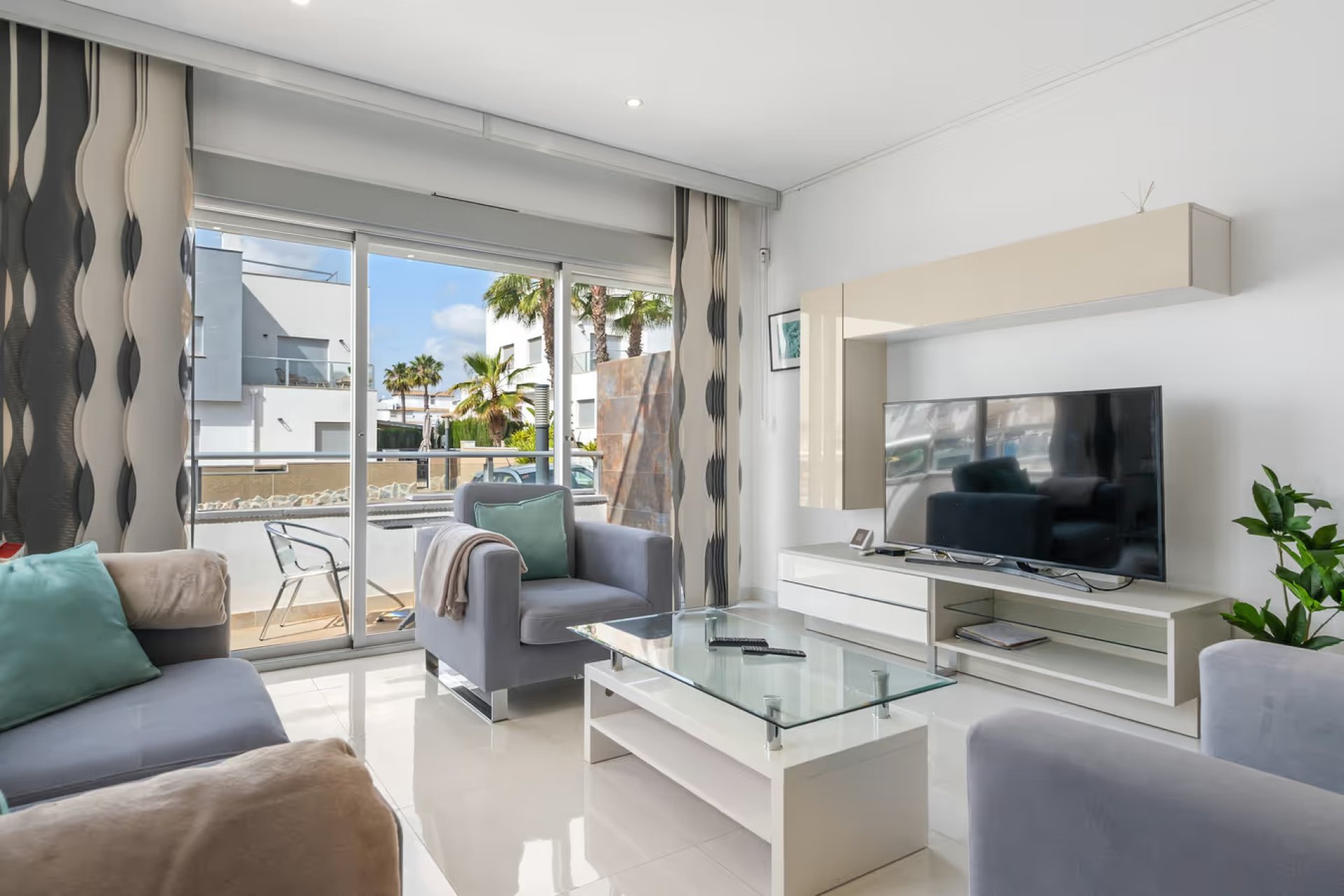 Resale - Semi Detached Villa -
Punta Prima - Marina Med