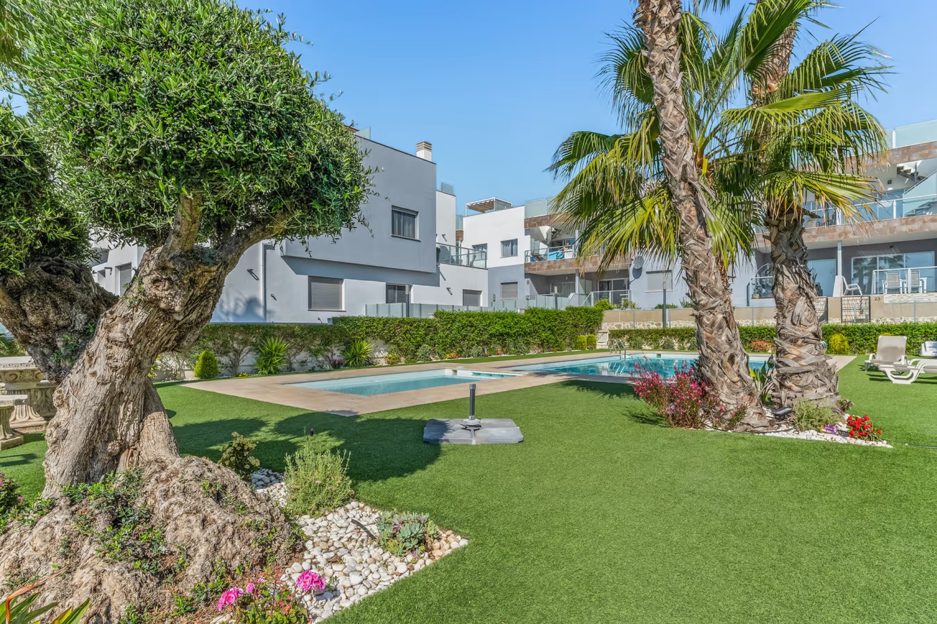 Resale - Semi Detached Villa -
Punta Prima - Marina Med