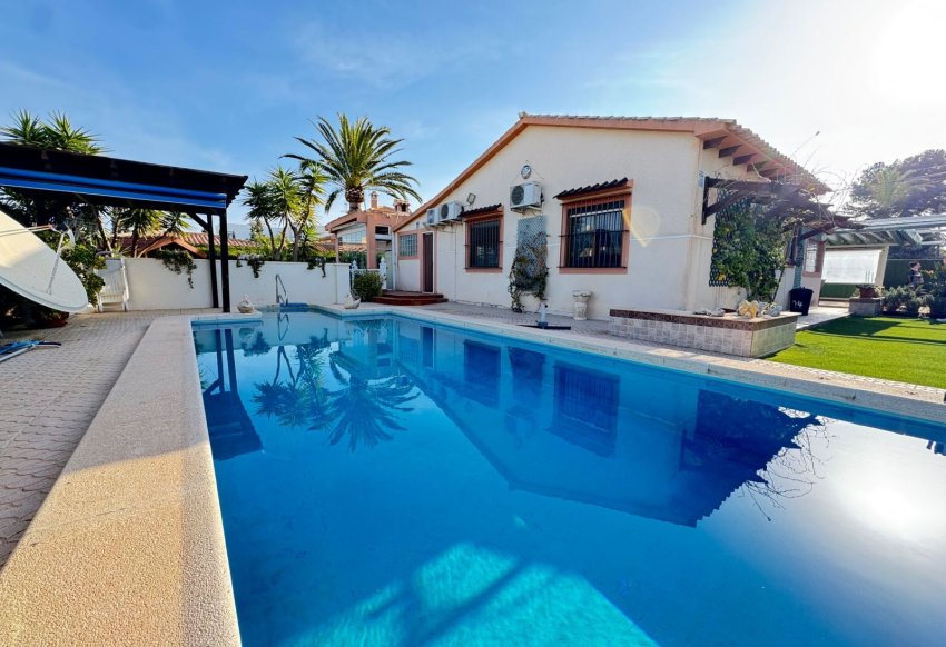 Resale - Villa -
Cabo Roig