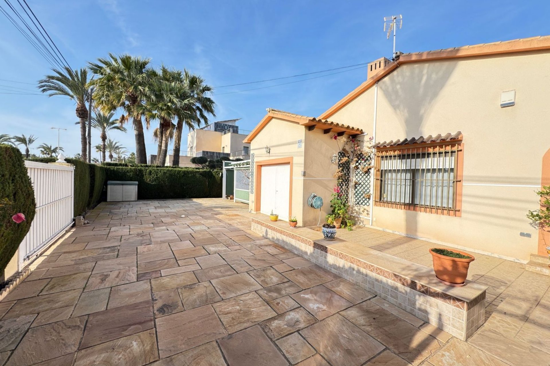 Resale - Villa -
Cabo Roig