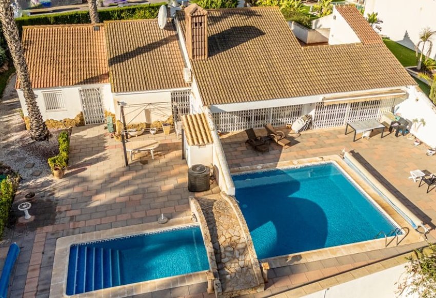 Resale - Villa -
Orihuela Costa - Villamartín