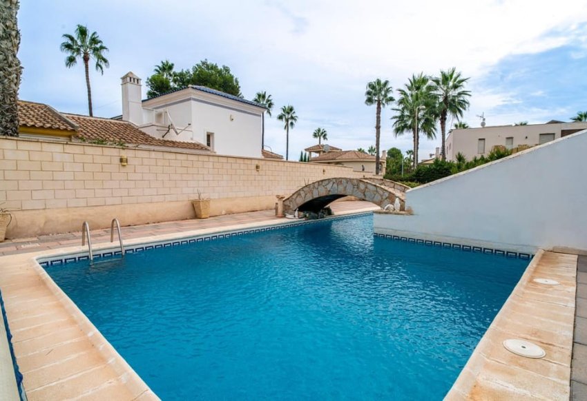 Resale - Villa -
Orihuela Costa - Villamartín