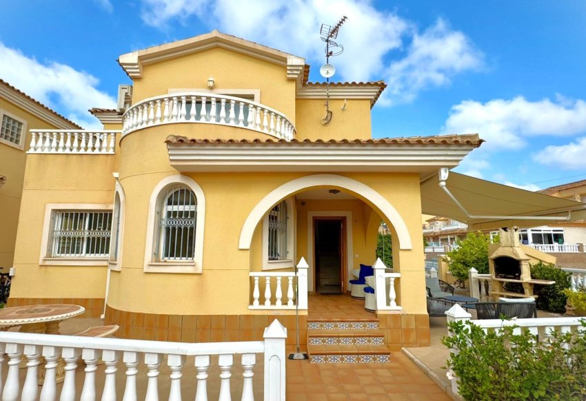 Resale - Villa -
Orihuela Costa - Villamartín