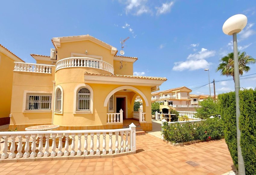 Resale - Villa -
Orihuela Costa - Villamartín