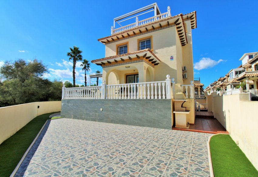 Resale - Villa -
Playa Flamenca