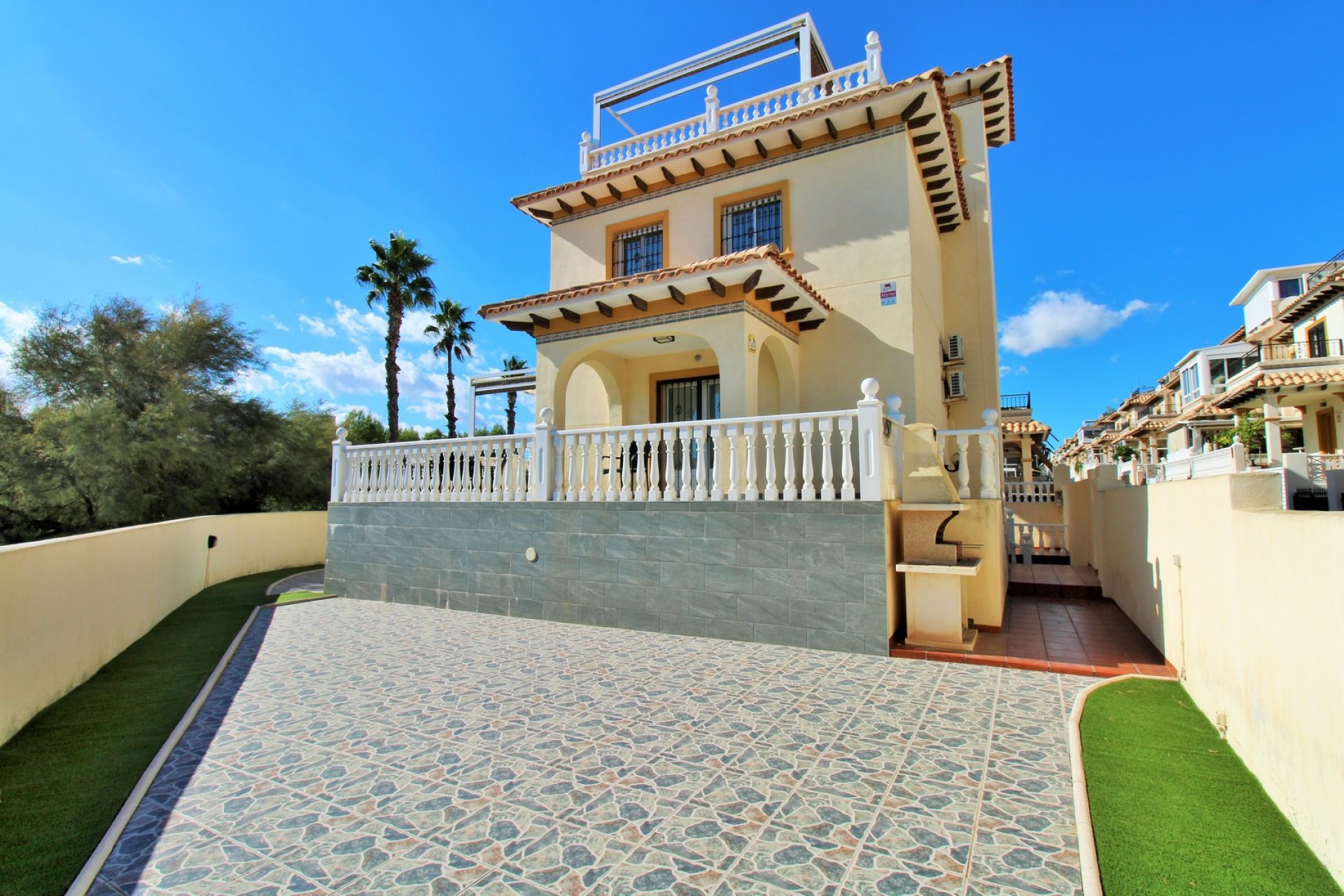 Resale - Villa -
Playa Flamenca