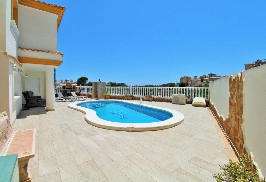Resale - Villa -
Villamartín - Los Dolses