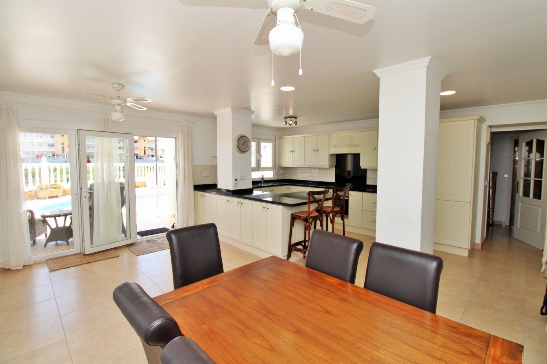 Resale - Villa -
Villamartín - Los Dolses