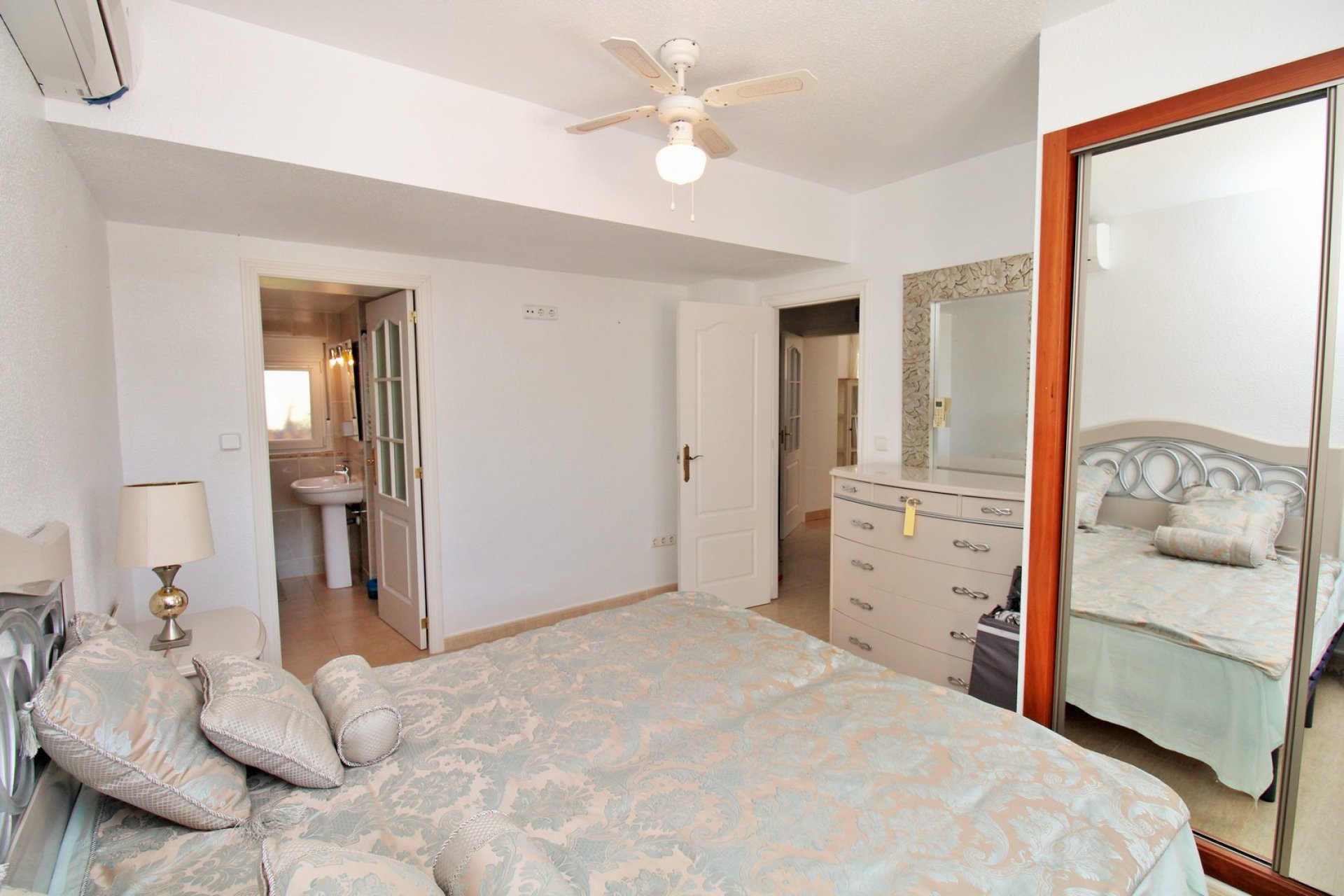 Resale - Villa -
Villamartín - Los Dolses