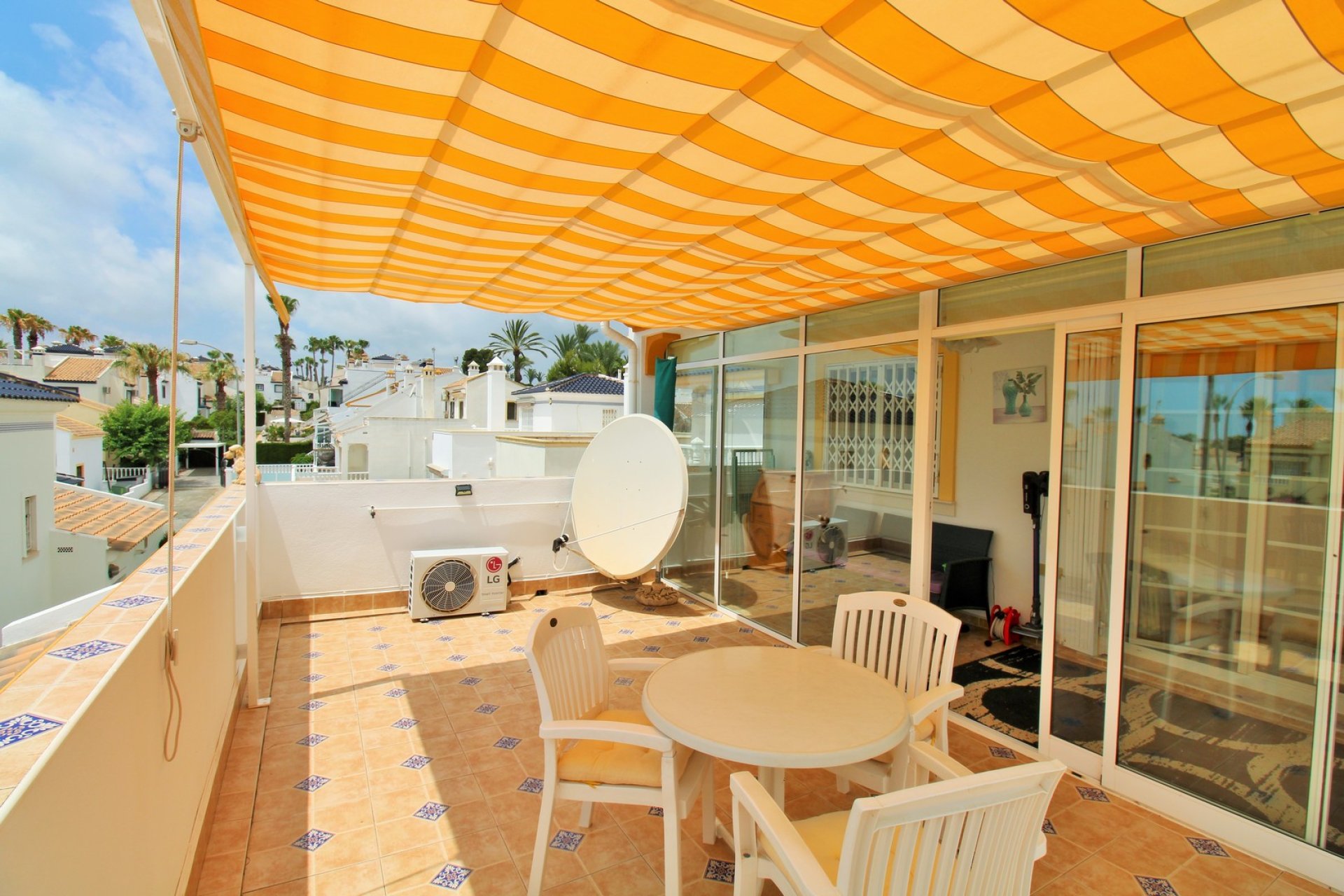 Resale - Villa -
Villamartín - Los Dolses