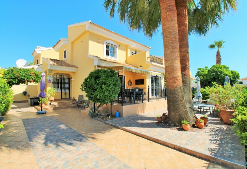 Resale - Villa -
Villamartín - Los Dolses