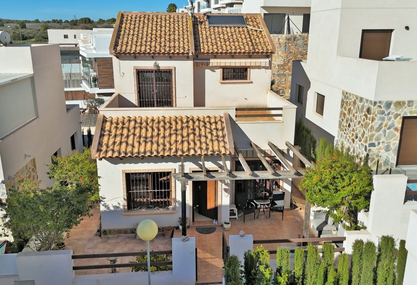 Resale - Villa -
Villamartín - PAU 8