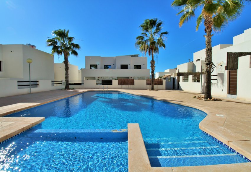 Resale - Villa -
Villamartín - PAU 8