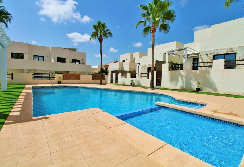 Resale - Villa -
Villamartín - PAU 8