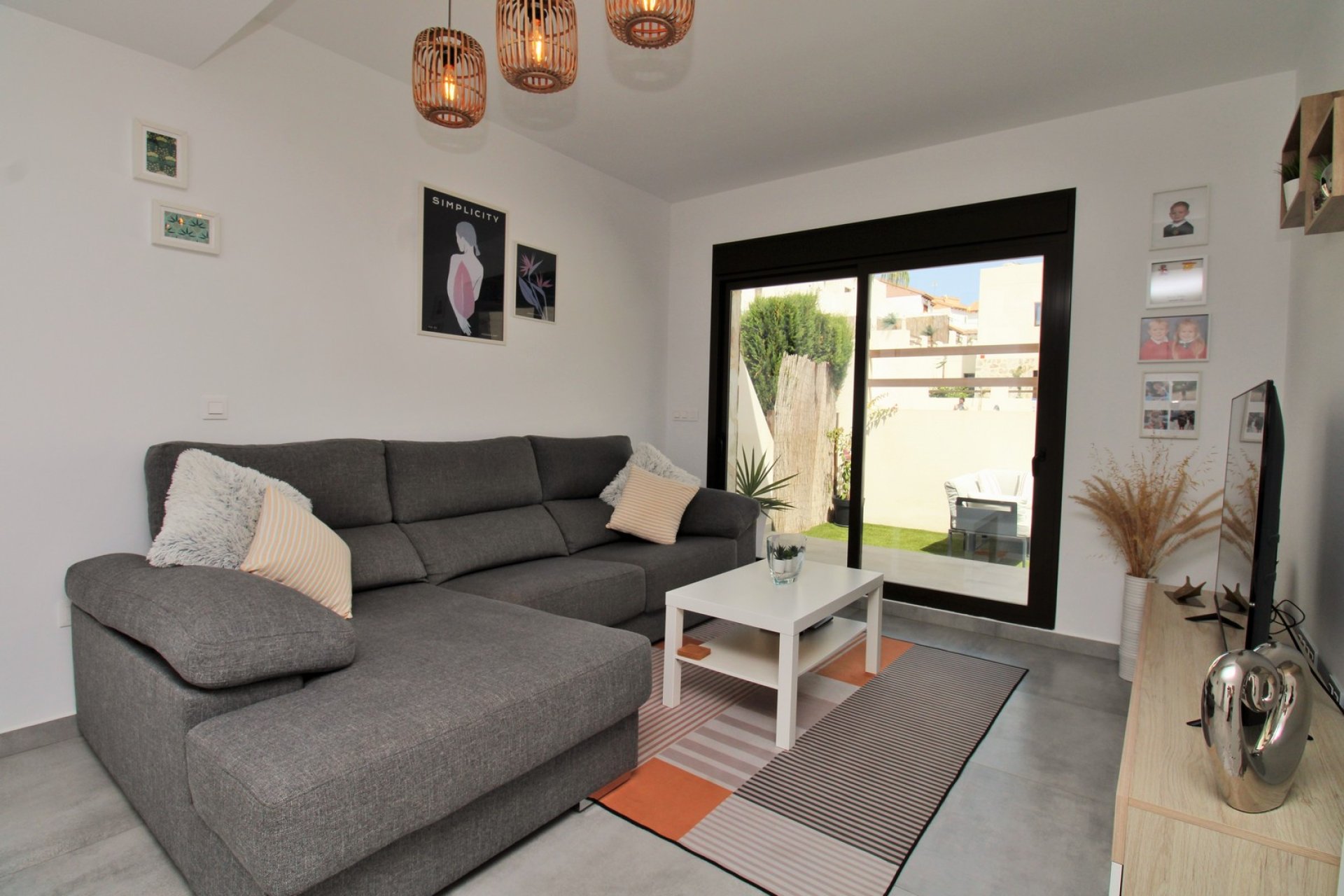 Resale - Villa -
Villamartín - PAU 8