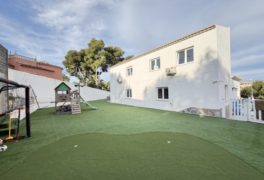 Resale - Villa -
Villamartín - Villamartin