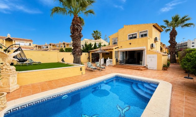 Villa - Resale - Villamartín -
                Villamartin