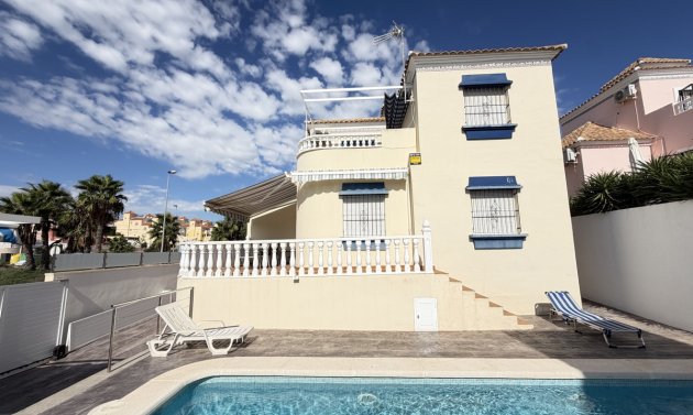 Villa - Wiederverkauf - Villamartín -
                Villamartin