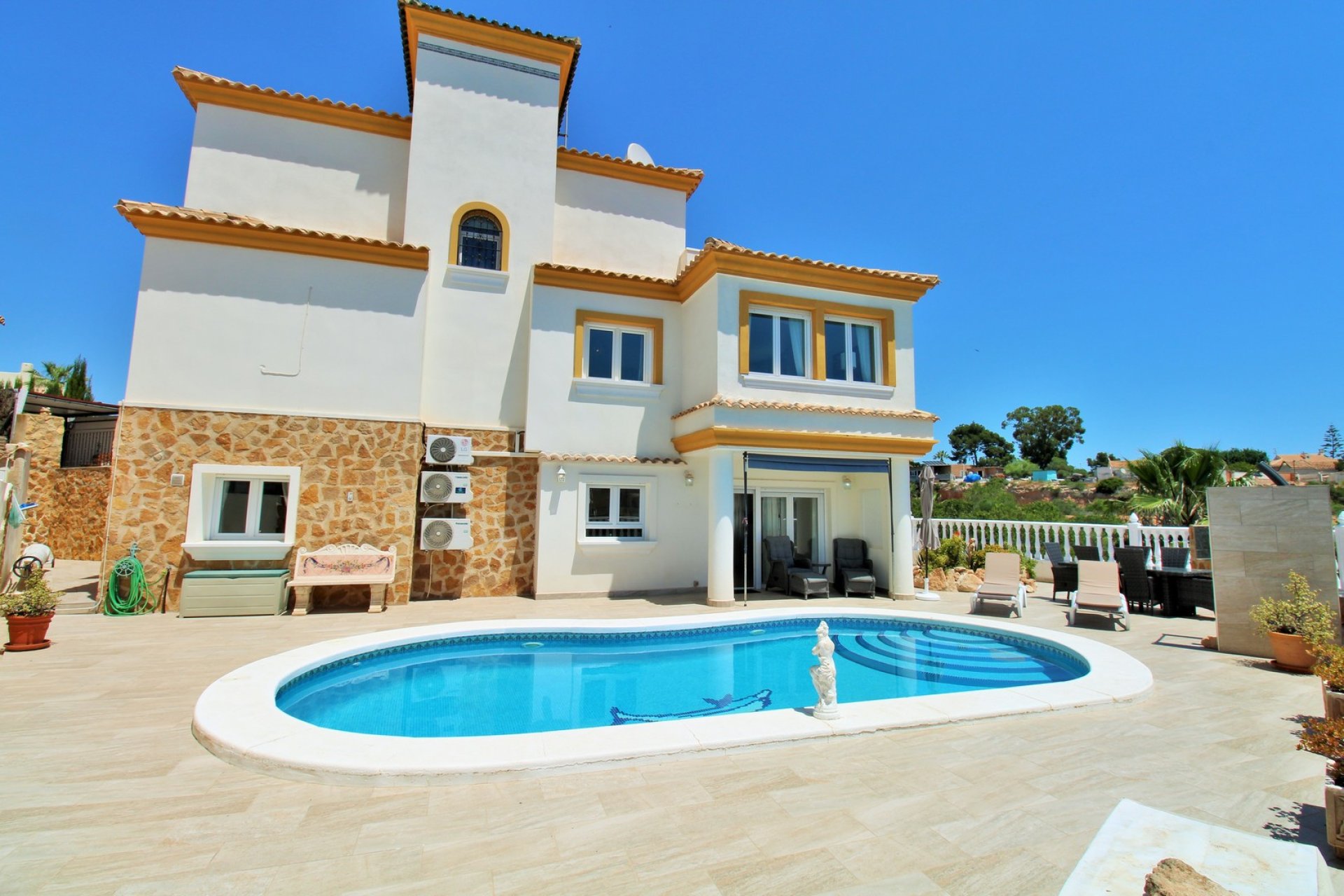 Wiederverkauf - Villa -
Villamartín - Los Dolses