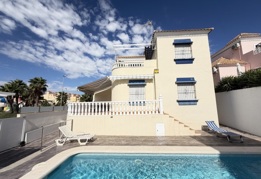 Wiederverkauf - Villa -
Villamartín - Villamartin