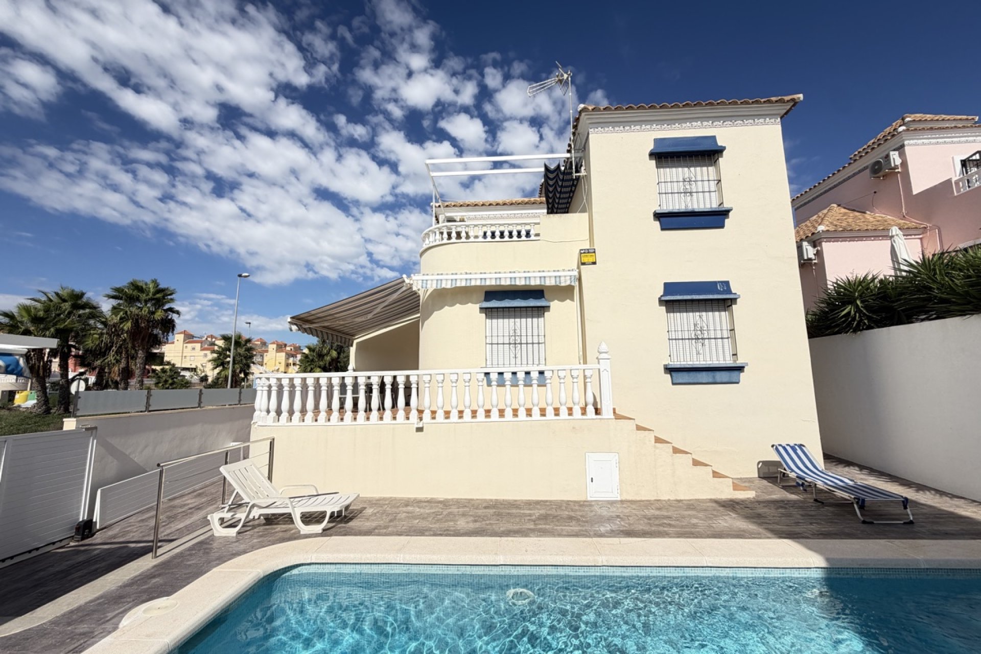 Wiederverkauf - Villa -
Villamartín - Villamartin