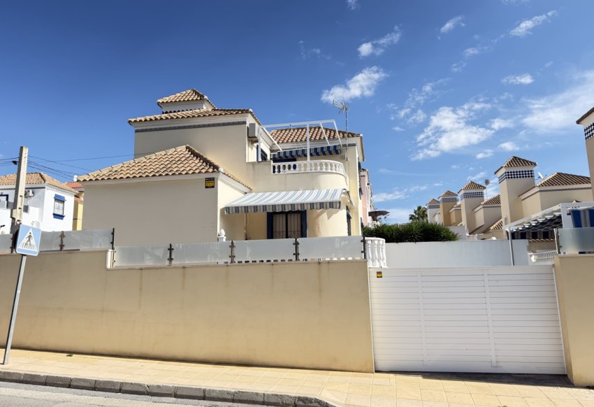 Wiederverkauf - Villa -
Villamartín - Villamartin