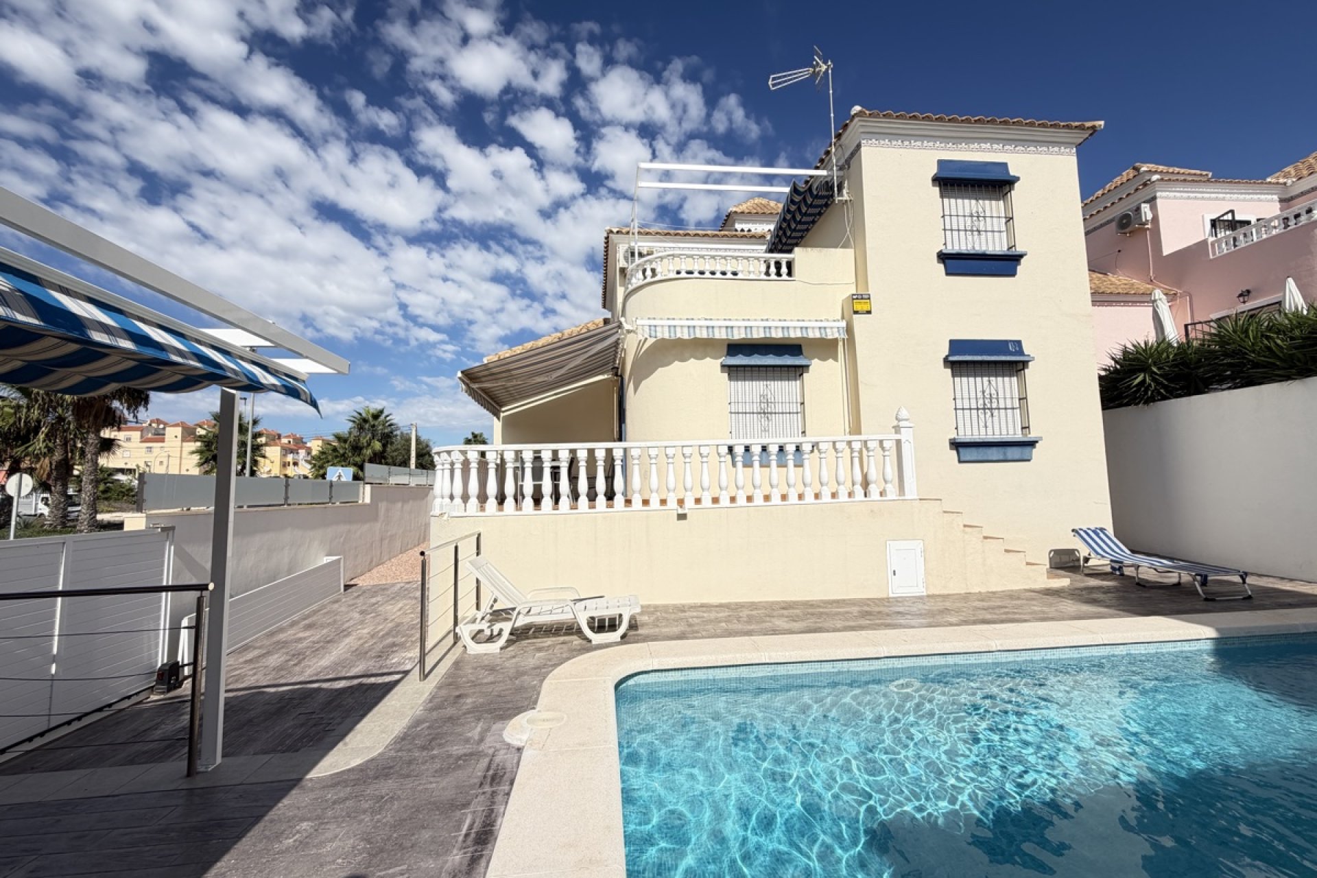 Wiederverkauf - Villa -
Villamartín - Villamartin