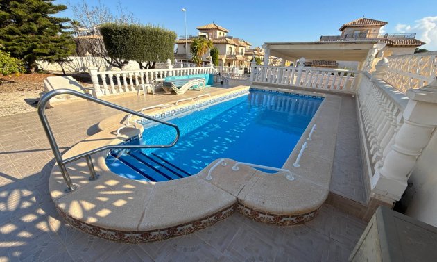Resale - Villa -
Villamartín - Villamartin