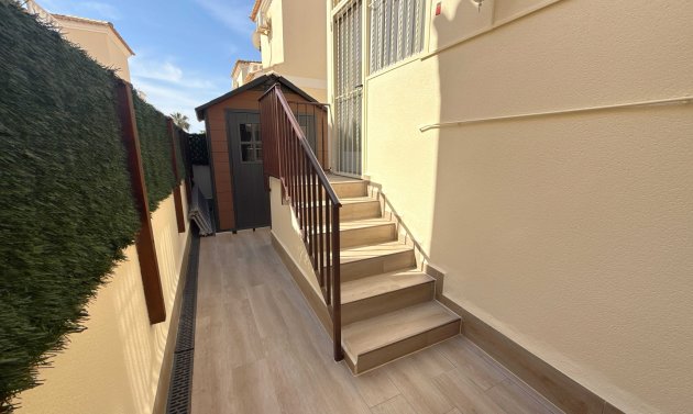 Resale - Villa -
Lomas de Cabo Roig