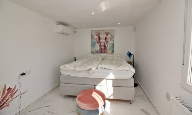 Återförsäljning - Villa -
Villamartín - Villamartin