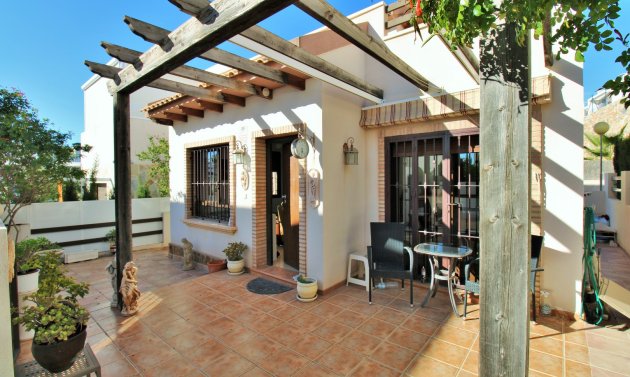 Resale - Villa -
Villamartín - PAU 8