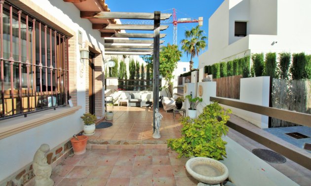 Resale - Villa -
Villamartín - PAU 8