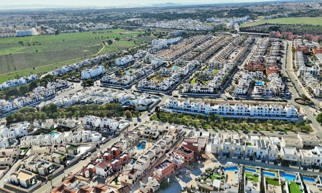 Resale - Villa -
Villamartín - PAU 8