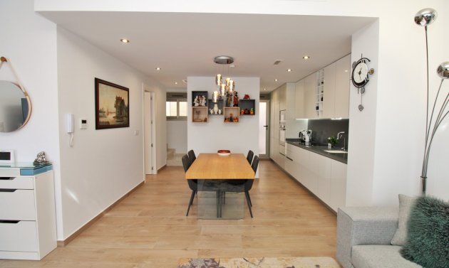 Återförsäljning - Villa -
Villamartín - Villamartin